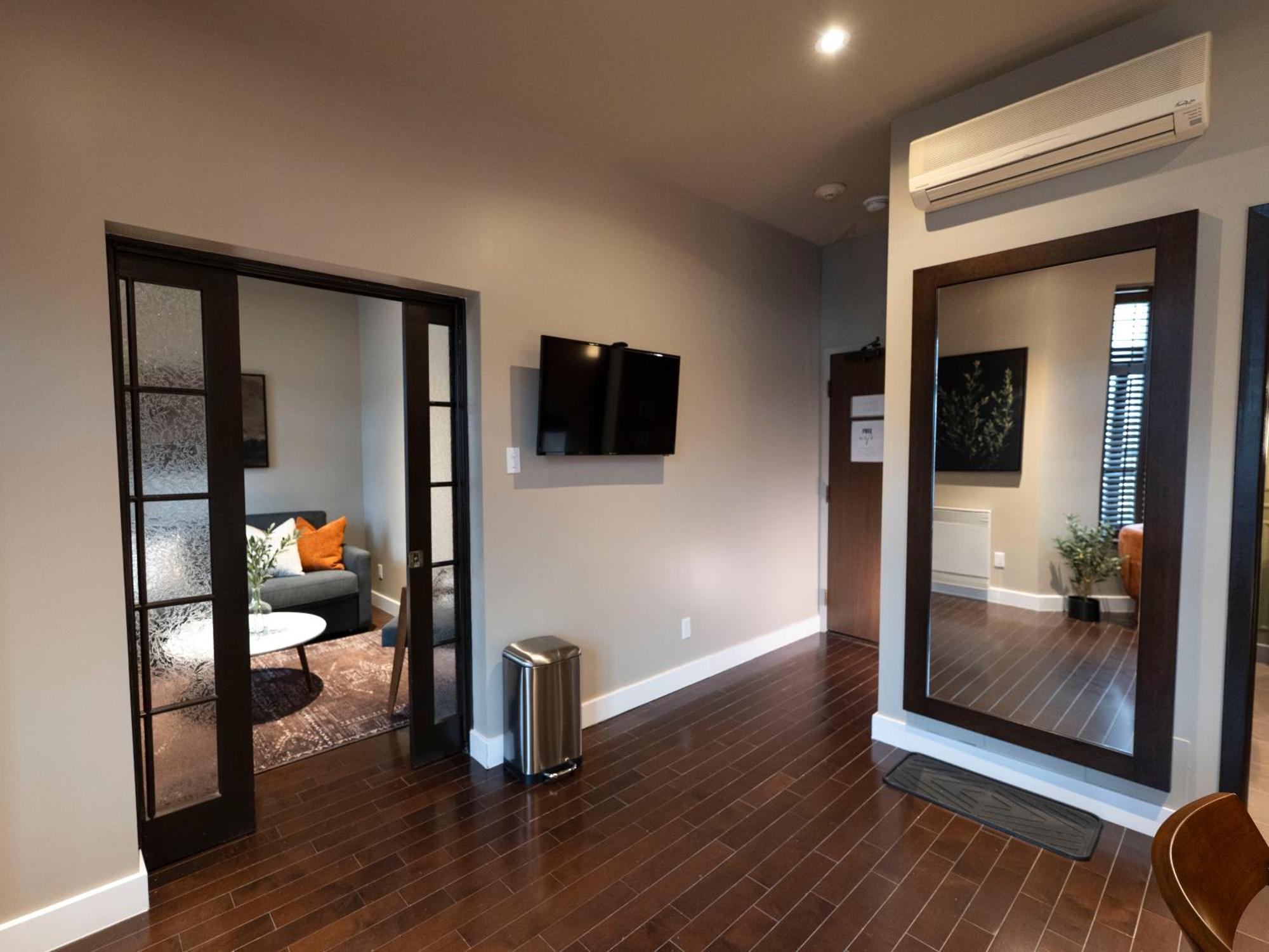 Self Check-In Boutique Hotel - Quartier Latin - Room 201 Montreal Exterior photo
